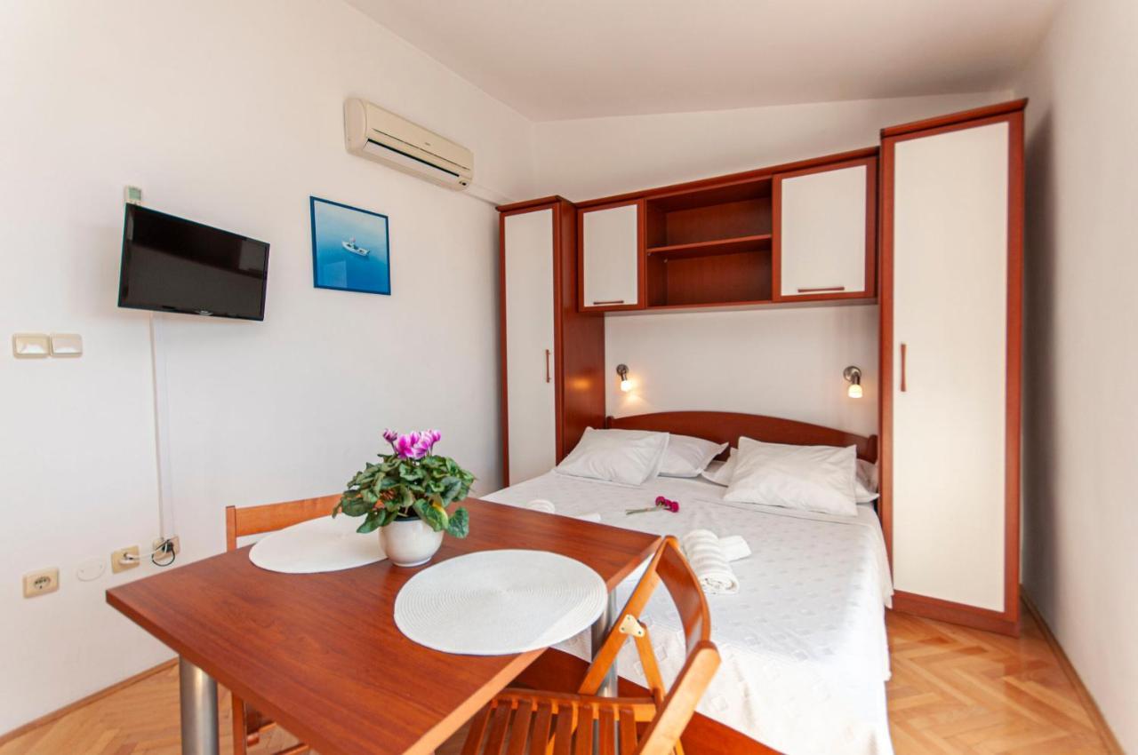 Apartments And Rooms Nikola 奥米什 外观 照片