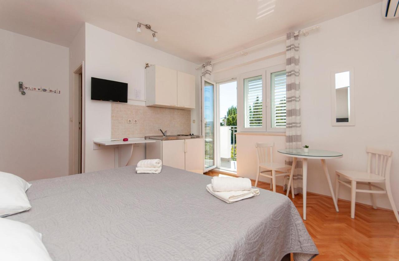 Apartments And Rooms Nikola 奥米什 外观 照片