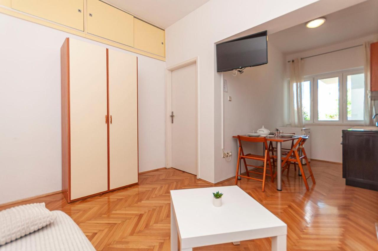 Apartments And Rooms Nikola 奥米什 外观 照片