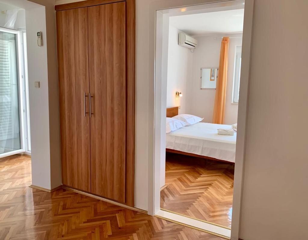 Apartments And Rooms Nikola 奥米什 外观 照片