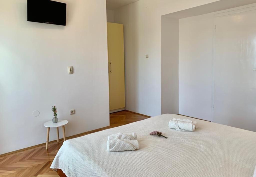 Apartments And Rooms Nikola 奥米什 外观 照片