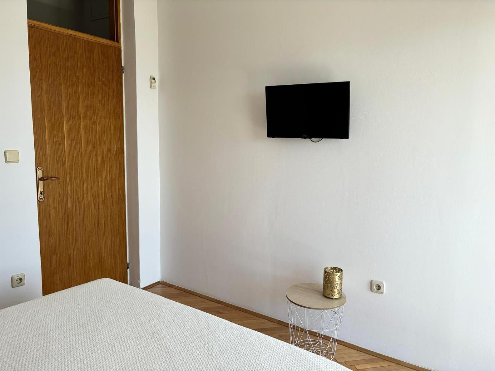 Apartments And Rooms Nikola 奥米什 外观 照片